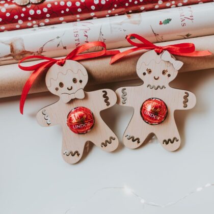 Globulețe de Crăciun din Lemn cu Design de Turtă Dulce și Bombonică