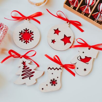 Set Globulețe de Crăciun din Lemn cu Fetru Roșu – 5 Piese