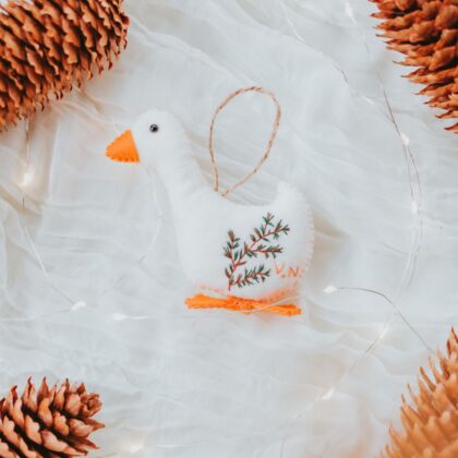 Ornament de Crăciun "Gâsca Festivă" - Personalizabil