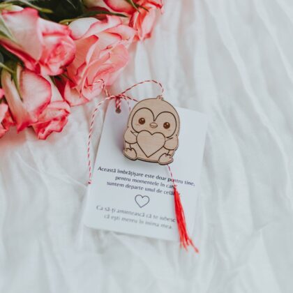 martisoare-lemn-martisoare-personalizate-gravare-laser-primavara-1-martie-cadou-martisor-pinguin