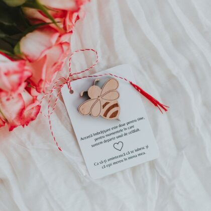 martisoare-lemn-martisoare-personalizate-gravare-laser-primavara-1-martie-cadou-martisor-albinuta