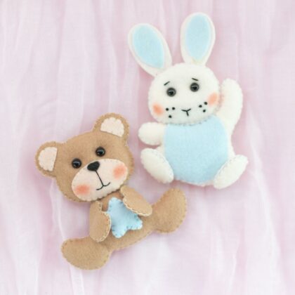 marturie-breloc-iepuras-fetru-cu-panglica-personalizata-marturie-botez-marturie-copii-handmade-marturii-ursulet