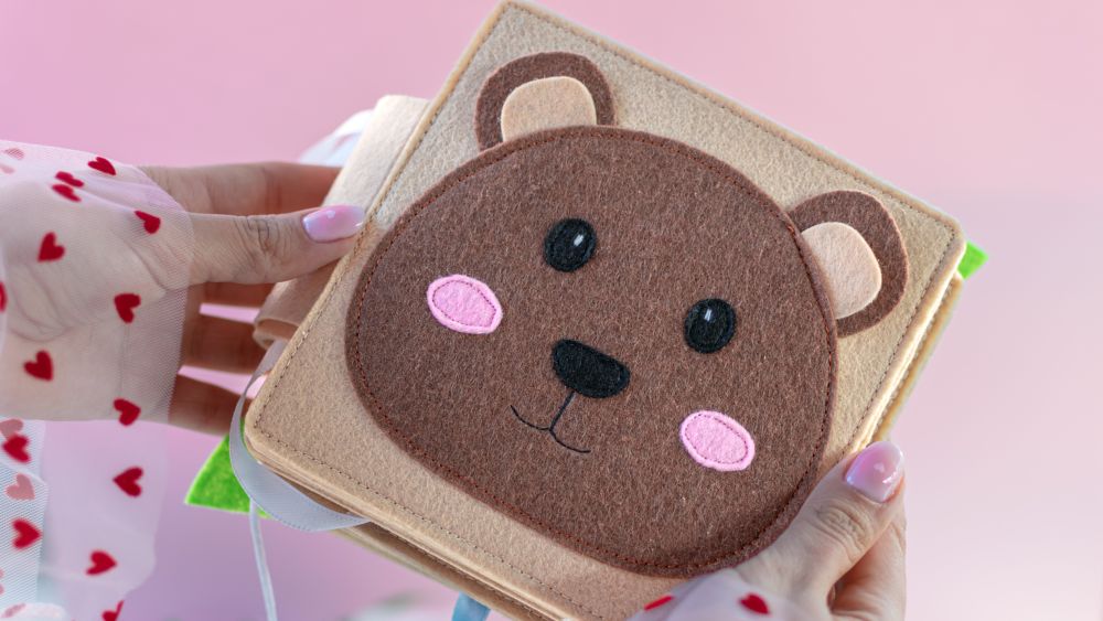 Ești Copleșită? 5 Secrete pentru a Alege Jucăria Perfectă pentru Bebelușul Tău (0-1 ani)