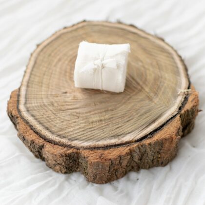 panglica-de-matase-vanilie-catifelata-alb-ivoire-materiale-artizani-nuanta-vanilie-catifelata