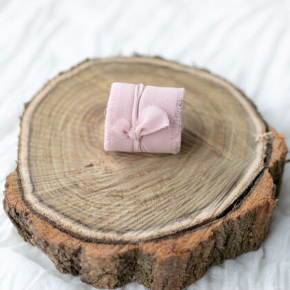 panglica-matase-sifon-nuanta-bej-violet-material-artizani-nuanta-amurg-de-lavanda-materiale-craft