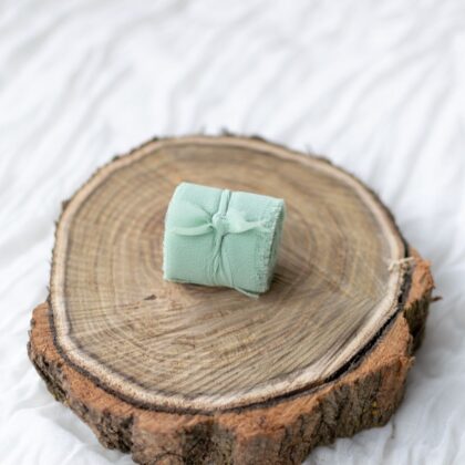 panglica-matase-sifon-nuanta-verde-menta-pastel-material-artizani-nuanta-rasuflare-de-menta-materiale-craft