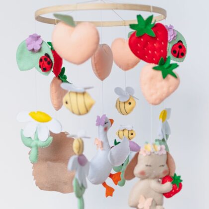 carusel-fetru-handmade-carusel-bebe-capsuna-arici-gasca-fructe