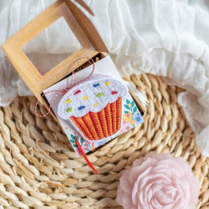 Mărțișor Broșă Brodată "Brioșa Dulce" – Cupcake Textil