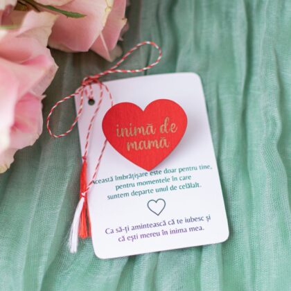 Mărțișor Inimă Colorată – Broșă din Lemn Personalizabilă