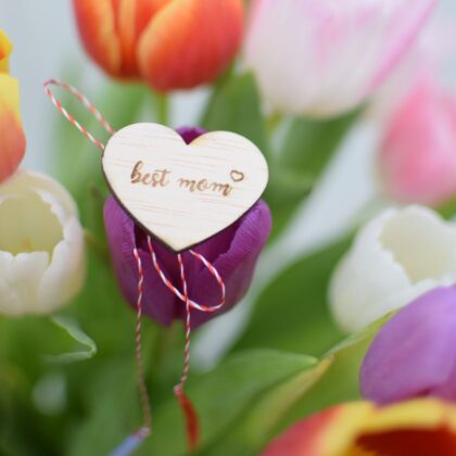 Mărțișor Inimă din Lemn Personalizabil – Gravat cu Mesajul Tău