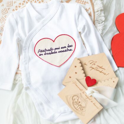 Set Anunț Sarcină "Viitori Bunici" – Body Brodat & Scrisoare din Lemn (Personalizabil)