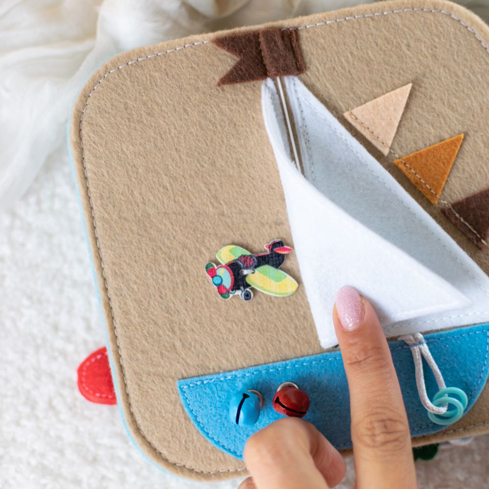 Carte Senzorială Bebe "Prietenul Iepuraș" – 8 Pagini (15x15 cm) cu Sistem Prindere, Jucărie Montessori pentru Bebeluși 0-12 luni - imagine 8